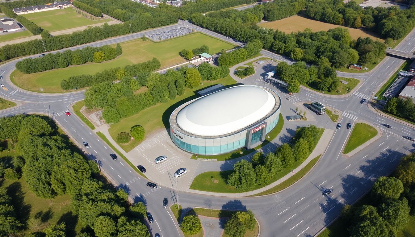 Een luchtfoto van Kinepolis Breda omgeven door groen en toegangswegen.
